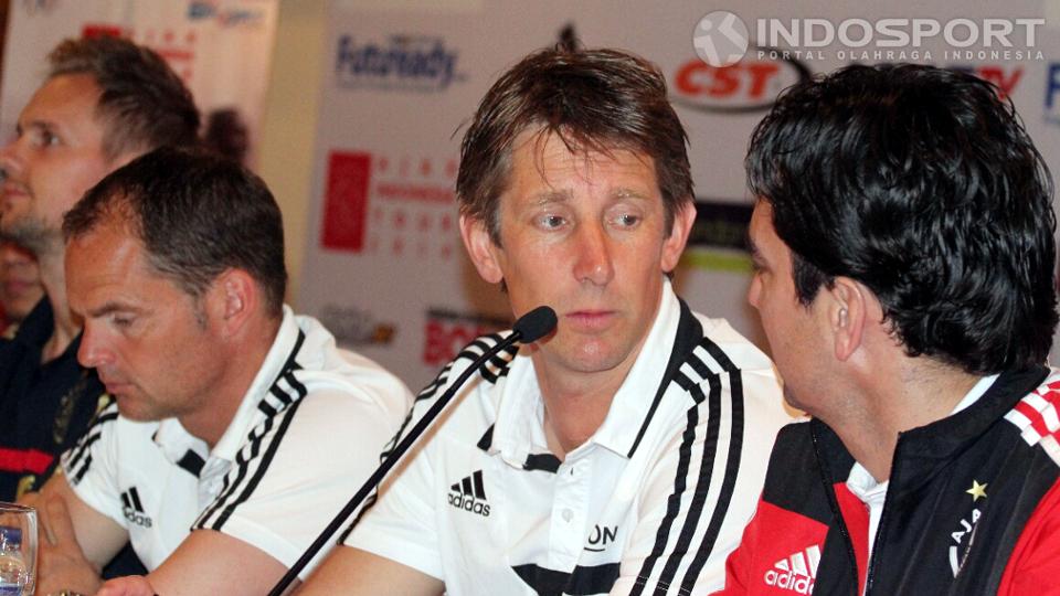 Dewa United akan memboyong kiper legenda Ajax Amsterdam, Edwin van Der Sar ke Indonesia.